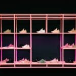 Kolorowe sneakersy na różowej półce, nowoczesne modele do kolekcji