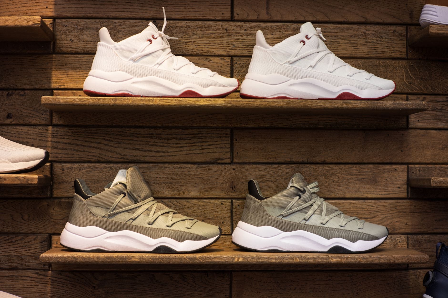 Kultowe modele Adidas: które pary warto mieć w kolekcji Nowoczesne sneakersy na drewnianych półkach w stylowej ekspozycji