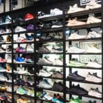Półka z kolorowymi sneakerami różnych marek w nowoczesnym sklepie
