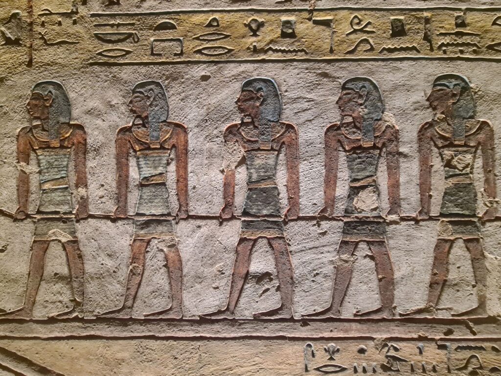 Kamienny relief z postaciami i hieroglifami z Luksoru